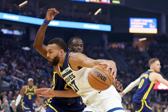 Le joueur des Minnesota Timberwolves Rudy Gobert face à Draymond Green, des Golden State Warriors, le 26 mars 2023, à San Francisco (Californie).
