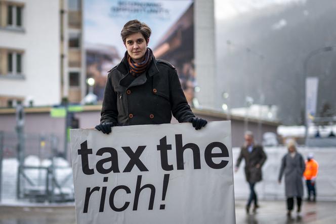 Marlene Engelhorn brandit son slogan « Taxez les riches ! », au Forum économique mondial, à Davos (Suisse), le 15 janvier 2024.
