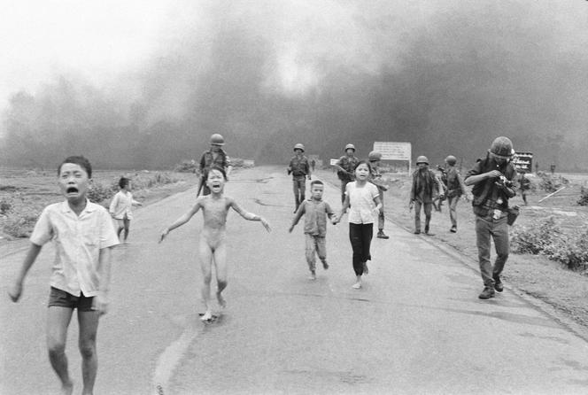 La célèbre photographie, dite de « la petite fille au napalm », avec Kim Phuc, 9 ans, au centre, qui fuit avec d’autres enfants après une attaque aérienne au napalm sur des cachettes présumées du Vietcong, près de Trang Bang, au Vietnam, le 8 juin 1972. Sur cette version non recadrée, on voit, à droite, le photographe Hoang Van Danh.