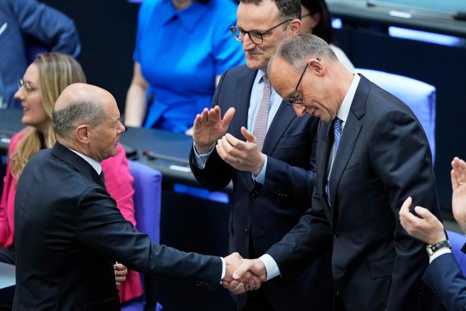 Le nouveau chancelier, Friedrich Merz, et le chancelier sortant, Olaf Scholz, à Berlin, le 6 mai 2025.