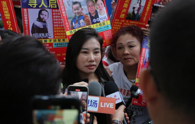 Yang Niuhua, victime de la traite d’enfants, devant un tribunal après un nouveau procès de Yu Huaying, une femme accusée d’enlèvement et de traite de 17 enfants, Guiyang (Chine), le 11 octobre 2024.