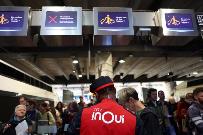 Un employé de la SNCF à la gare Montparnasse, à Paris, le 6 mai 2025.