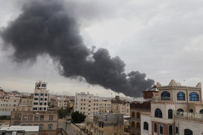 Des panaches de fumée au-dessus de Sanaa, la capitale du Yémen, après des frappes israéliennes, le 6 mai 2025.