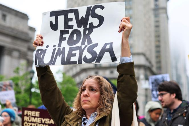 Lors d’un rassemblement de soutien à Rumeysa Ozturk, étudiante à l’université de Tufts, et à Mohsen Mahdawi, étudiant activiste à l’université de Columbia, à Foley Square, le 6 mai 2025, à New York.