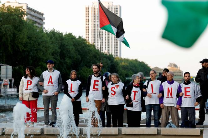 Des participants lors d’une manifestation pour protester contre la décision du ministre de l’intérieur de dissoudre le collectif Urgence Palestine, à Paris, le 6 mai 2025.