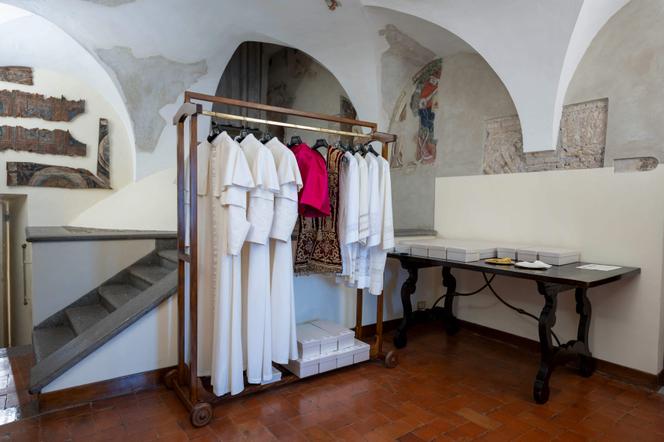 La Salle des Larmes, une pièce adjacente à la chapelle Sixtine, avec les vêtements du prochain pape exposés en trois tailles, à la veille du conclave au Vatican. Photo diffusée par The Vatican Media, le 6 mai 2025.