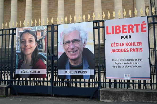 Portraits de Cécile Kohler et de Jacques Paris installés sur les grilles du Palais-Bourbon, à Paris, le 25 mars 2025.