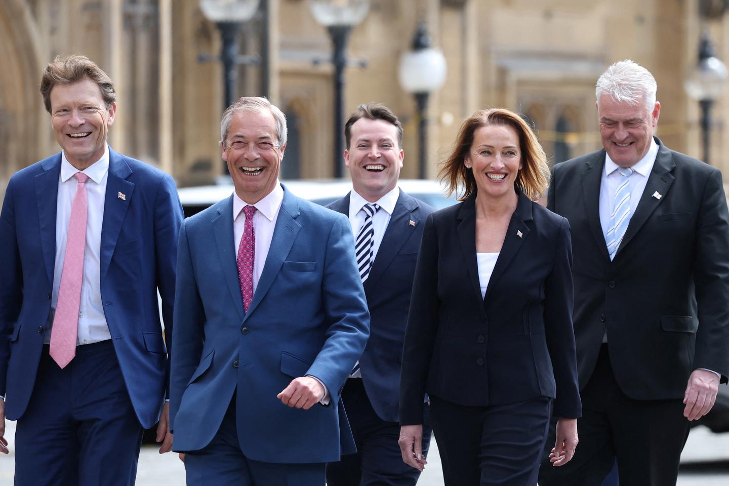 Farage & UK Far-Right Challenge Government - News Directory 3