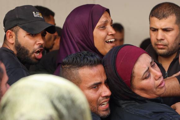 Des Palestiniens à l’hôpital Al-Ahli avant des funérailles, à Gaza, le 7 mai 2025.
