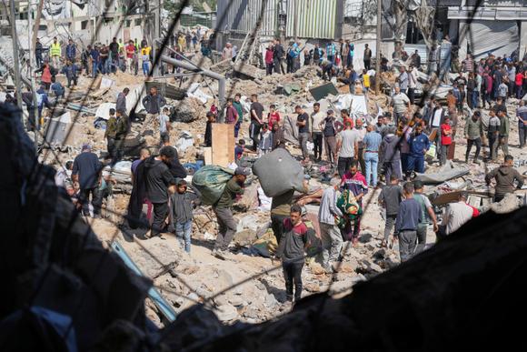Dans une école touchée par une frappe israélienne, à Al-Boureij, dans la bande de Gaza, le 7 mai 2025.