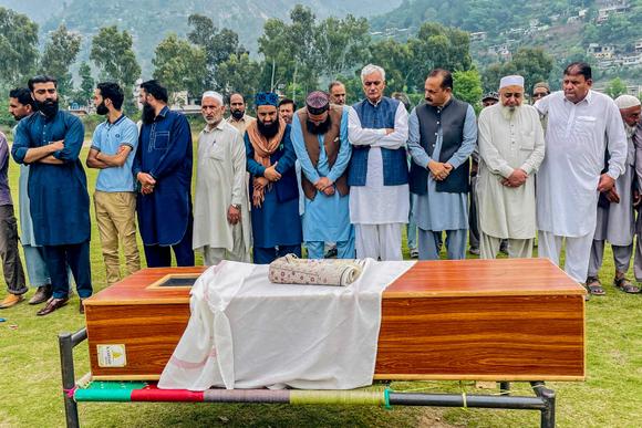 Des Pakistanais cachemiris en deuil se préparent à prier pour une victime tuée lors de frappes indiennes à Muzaffarabad, le 7 mai 2025.