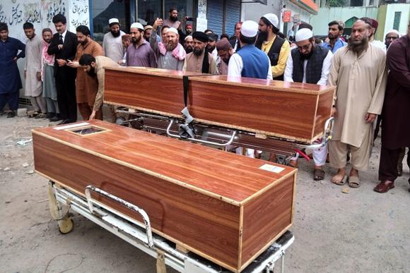 Des personnes se préparent à offrir une prière funéraire pour les victimes d’une frappe indienne, à Muzaffarabad, la capitale du Cachemire sous contrôle pakistanais, le mercredi 7 mai 2025.