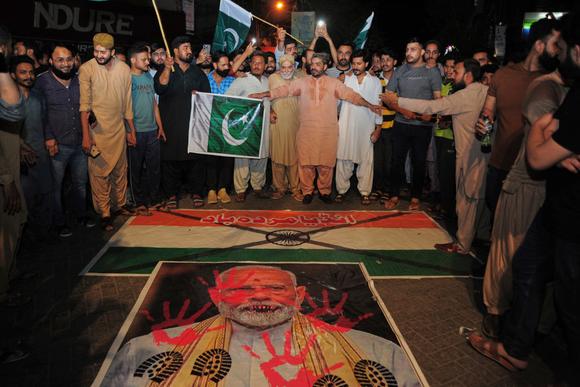 Des Pakistanais manifestent pour condamner les frappes de missiles indiens, à Hyderabad, au Pakistan, le 7 mai 2025.