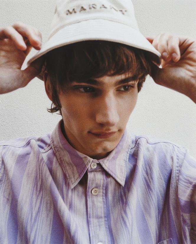 Bob en coton, 150 €, et chemise Isabel Marant.