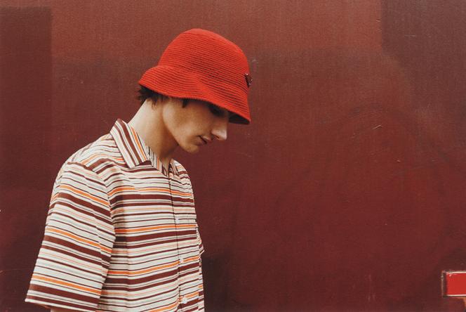 Bob en crochet de coton mélangé, 820 €, et chemise Prada.