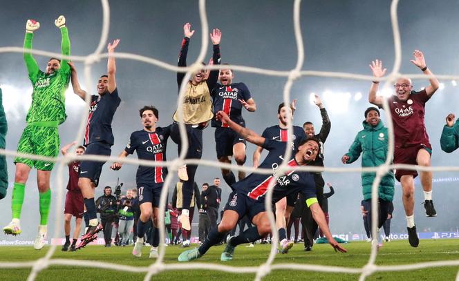 لاعبو باريس سان جيرمان يحتفلون بتأهلهم إلى نهائي دوري أبطال أوروبا بعد الفوز على أرسنال في نصف النهائي ببارك دي برانس في باريس في 7 مايو 2025.