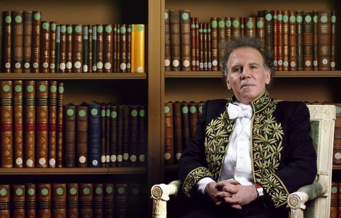 L'académicien Angelo Rinaldi, dans la bibliothèque de l'Institut de France, à Paris, le 4 décembre 2003.