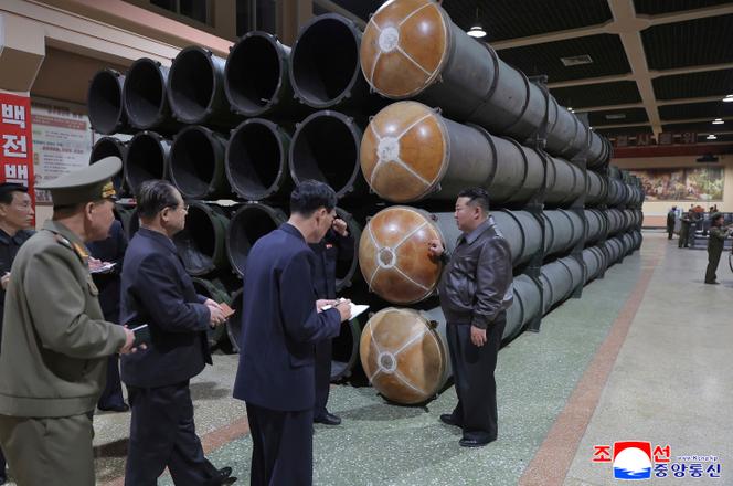 Le dirigeant nord-coréen Kim Jong-un visite une usine de munitions en Corée du Nord, sur une photo non datée fournie le 7 mai 2025 par le gouvernement nord-coréen.