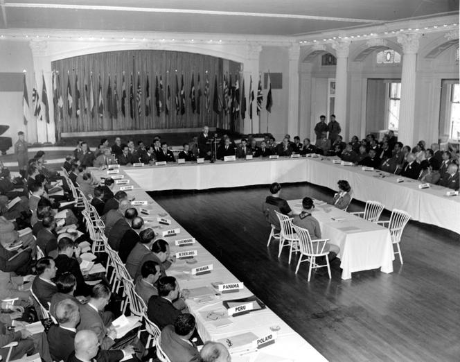 Une session plénière de la conférence monétaire des Nations unies à Bretton Woods, dans le New Hampshire, le 4 juillet 1944.