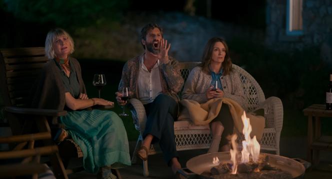 Anne (Kerri Kenney-Silver), Claude (Marco Calvani) et Kate (Tina Fey) dans la série « Les Quatre Saisons », créée par Tina Fey.