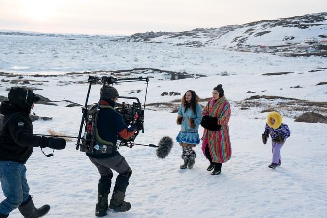Neevee (Maika Harper), Siaja (Anna Lambe) et Bun (Hope Akeeagok) lors du tournage de la série « Chronique arctique », créée par Stacey Aglok MacDonald et Alethea Arnaquq-Baril, en avril 2024.