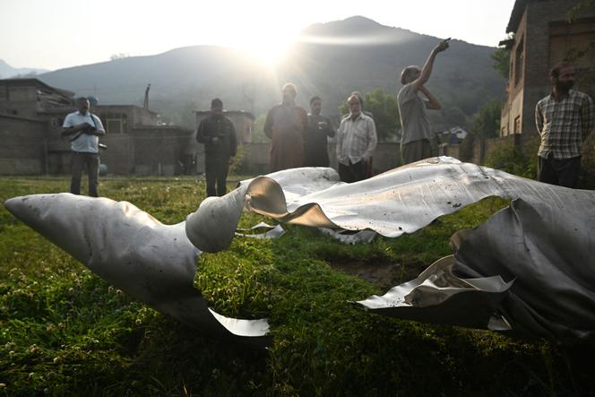 Les débris d’un avion de chasse à Wuyan, dans la partie du Jammu-et-Cachemire administrée par l’Inde, le 7 mai 2025.