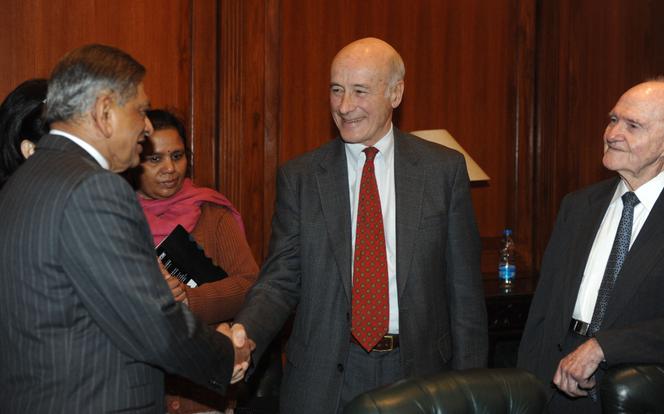 Joseph S. Nye serre la main du ministre indien des Affaires extérieures SM Krishna à New Delhi le 13 janvier 2011.