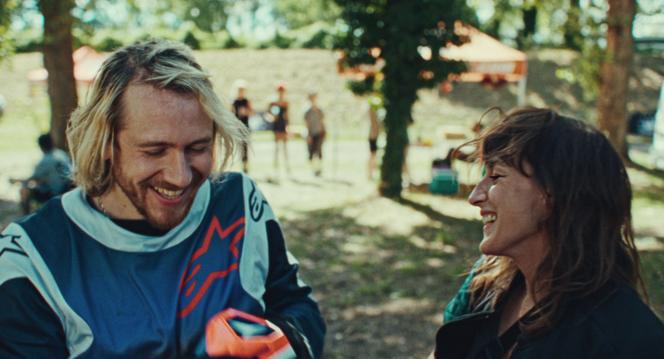 Raphaël (Bastien Bouillon) et Cécile (Juliette Armanet) dans « Partir un jour », d’Amélie Bonnin.