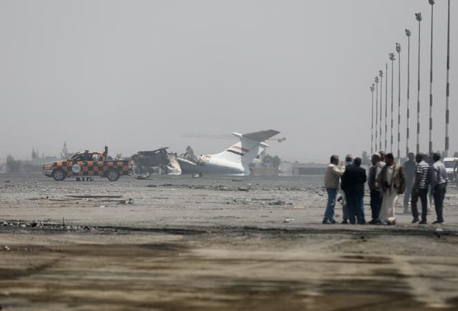 Un avion détruit à l’aéroport international de Sanaa après une frappe aérienne israélienne, au Yémen, le 7 mai 2025.