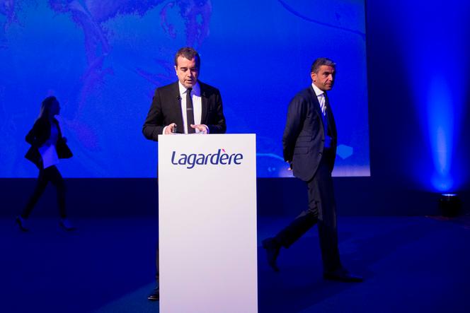 Arnaud Lagardère et Ramzi Khiroun, lors d’une assemblée générale du groupe Lagardère, à Paris, le 5 mai 2015.