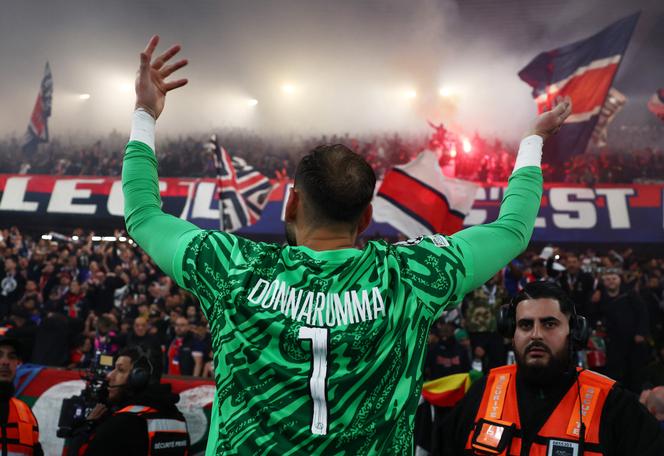 جانلويجي دونارومّا، حارس مرمى PSG، يحتفل مع الجماهير بعد المباراة
