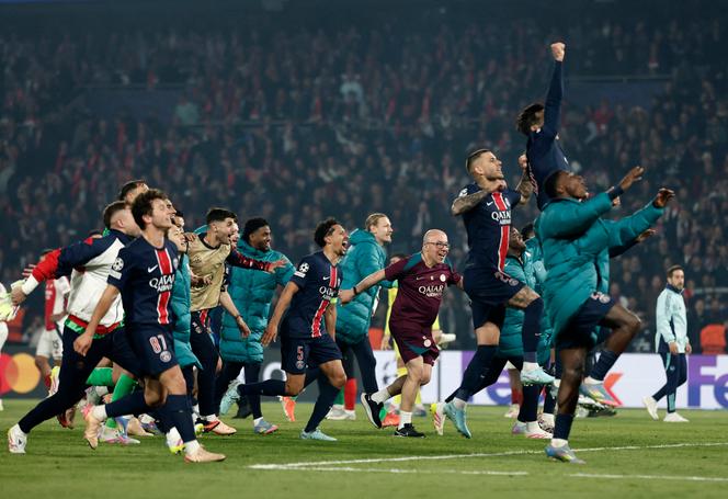 Les joueurs du PSG célèbrent leur qualification pour la finale de la Ligue des champions après la demi-finale retour face à Arsenal, au Parc des Princes, le 7 mai 2025.
