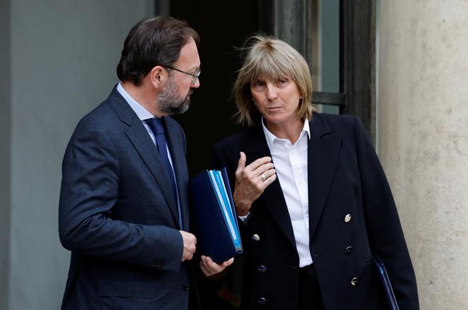 O ministro delegado pelas relações com o Parlamento, Patrick Mignola, e o ministro da Habitação, Valérie Letard, no Elysée, em 7 de maio de 2025.