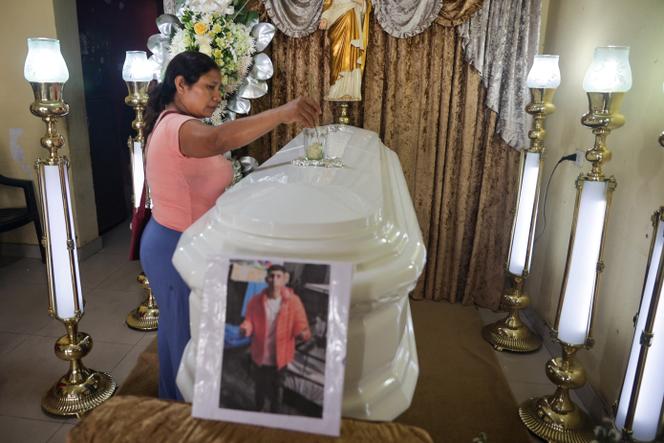 Une femme assiste à la veillée funèbre de l’un des mineurs d’une petite mine liée à la société d’exploitation aurifère Poderosa qui ont été enlevés et tués par des mineurs illégaux, à Trujillo, au Pérou, le 6 mai 2025.