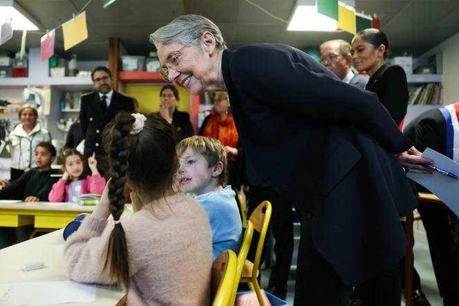 La ministre de l’éducation nationale, Elisabeth Borne, lors d’une visite dans une école élémentaire à Rueil-Malmaison (Hauts-de-Seine), le 28 mars 2025.