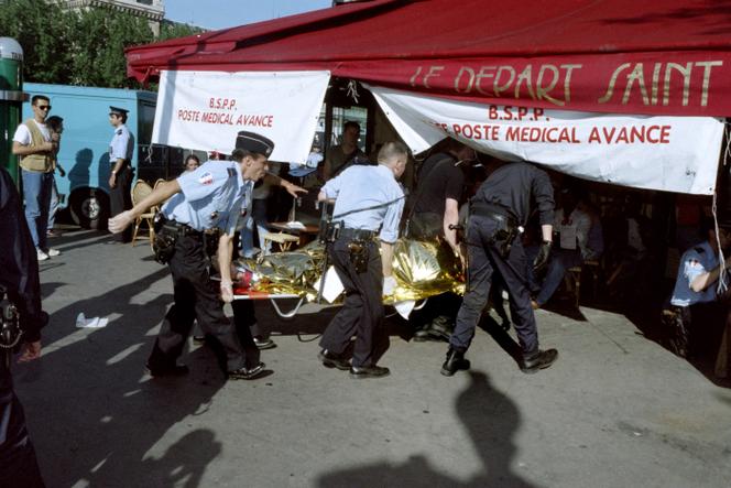 Trabalhadores de resgate após o ataque na estação Rer Saint-Michel, em Paris, em 25 de julho de 1995.