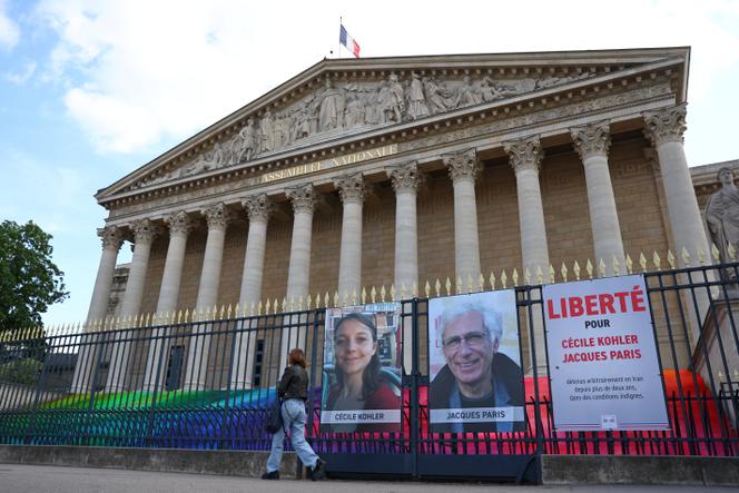 Les portraits de Cécile Kohler et Jacques Paris, devant l’Assemblée nationale à Paris, le 7 mai 2025.