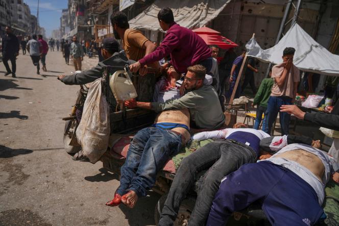 Les corps de victimes touchées lors de la frappe de l’armée israélienne sur un restaurant sont transportés vers un hôpital de la ville, à Gaza, le 7 mai 2025.