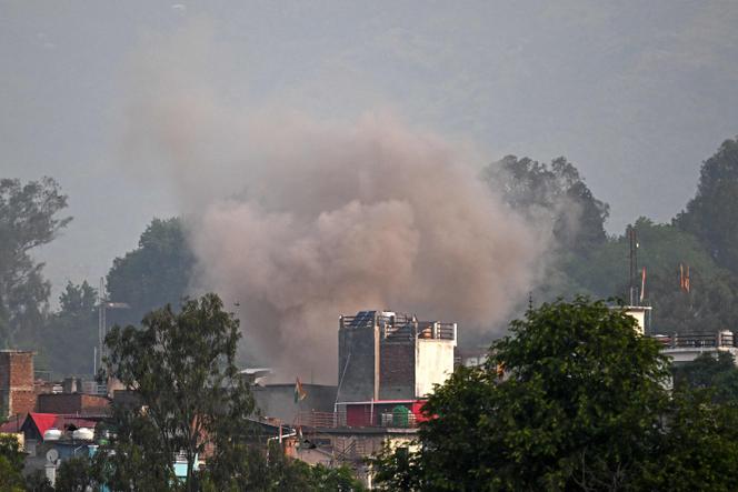 De la fumée s’élève après qu’un obus d’artillerie a atterri dans la ville principale du district de Poonch, dans la région indienne du Jammu-et-Cachemire, mercredi 7 mai 2025.