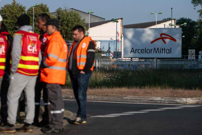 Des salariés du géant de l’acier ArcelorMittal après l’annonce d’un plan de sauvegarde de l’emploi, à Indre (Loire-Atlantique), le 7 mai 2025.