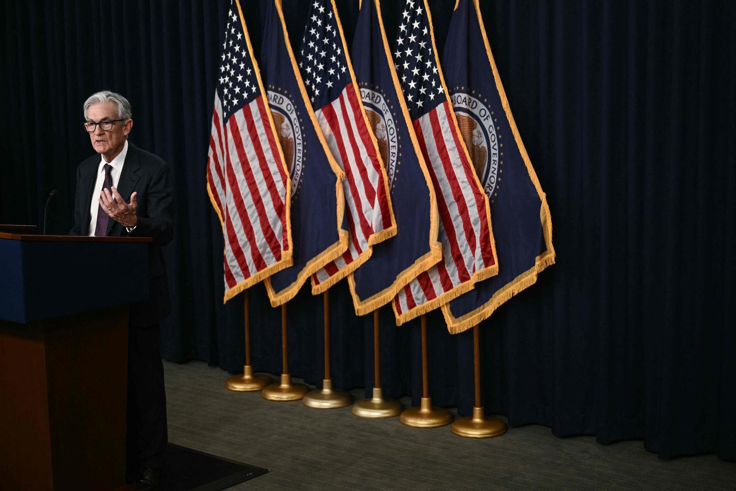 US Federal Reserve announces a pause in rate cuts and warns of risk of inflation and unemployment