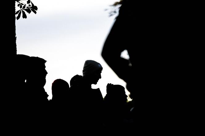 Migrantes durante uma verificação realizada pela polícia federal alemã perto de Forst (Alemanha), 11 de outubro de 2023.