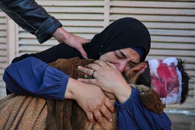 Maha Elayan segura o corpo de seu filho de 7 anos, Qasim, morto durante um ataque aéreo israelense em uma escola da ONU usada como abrigo, no Hospital Al-Aqsa em Deir al-Balah, na faixa de Gaza, em 7 de maio de 2025.