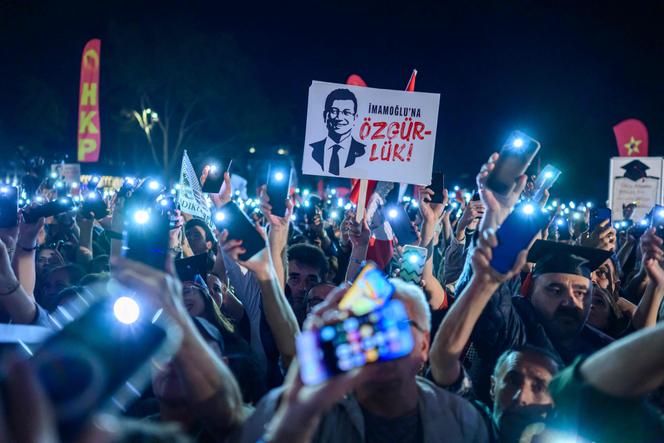 Manifestation pour la libération du maire, Ekrem Imamoglu, à Istanbul, le 7 mai 2025.