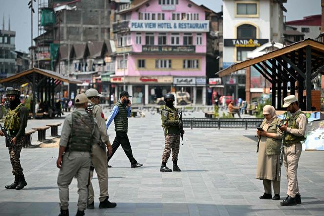 Des paramilitaires indiens montent la garde le long d’une rue à Srinagar le 7 mai 2025, à la suite de tensions frontalières.