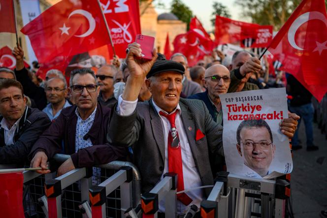 Lors d’une manifestation en soutien au maire d’Istanbul, Ekrem Imamoglu, suite à son arrestation, à Istanbul, le 7 mai 2025.