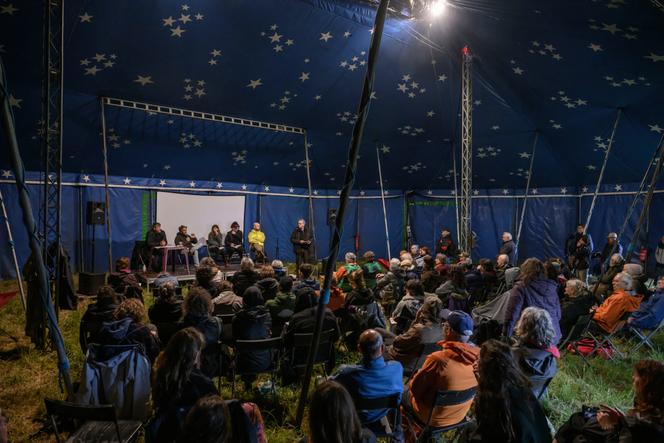 Lors d’une table ronde organisée par des opposants à la construction de l’A69, près de Verfeil (Haute-Garonne), le 26 avril 2025.