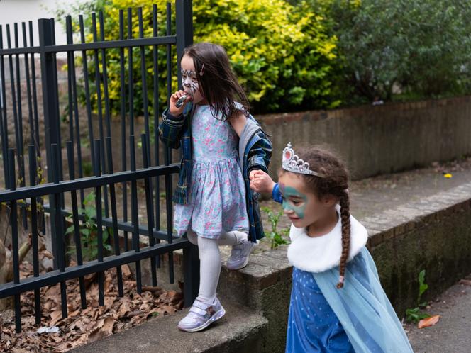C’est jour de caranaval au centre Loisirs Pluriel de Nantes Nord, ce 14 avril 2025. Les 24 enfants du centre, dont Adèle (à gauche) et Louise, défilent costumés et maquillés dans les rues. La moitié de ces enfants sont porteurs d’un handicap. 