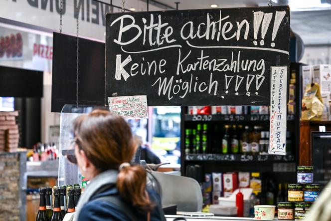 Seul l’argent liquide est accepté dans cette épicerie fine de produits italiens, au marché de Marheinekeplatz, à Berlin, le 22 avril 2025.