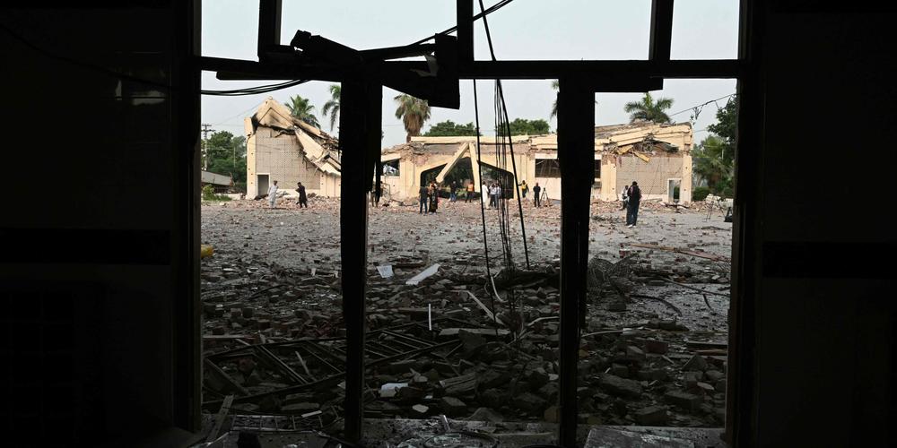 Le complexe gouvernemental de santé et d’éducation pakistanaise, détruit à la suite d’attaques indiennes la veille, à Muridke (Pakistan), le 7 mai 2025. - FAROOQ NAEEM / AFP
